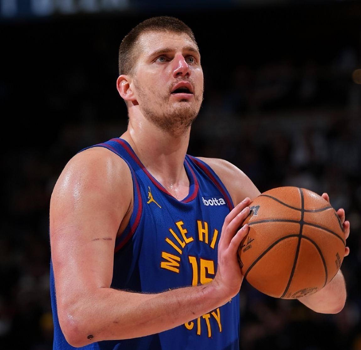 开云线上官网-约基奇在比赛中受伤退赛，湖人主帅表示担忧