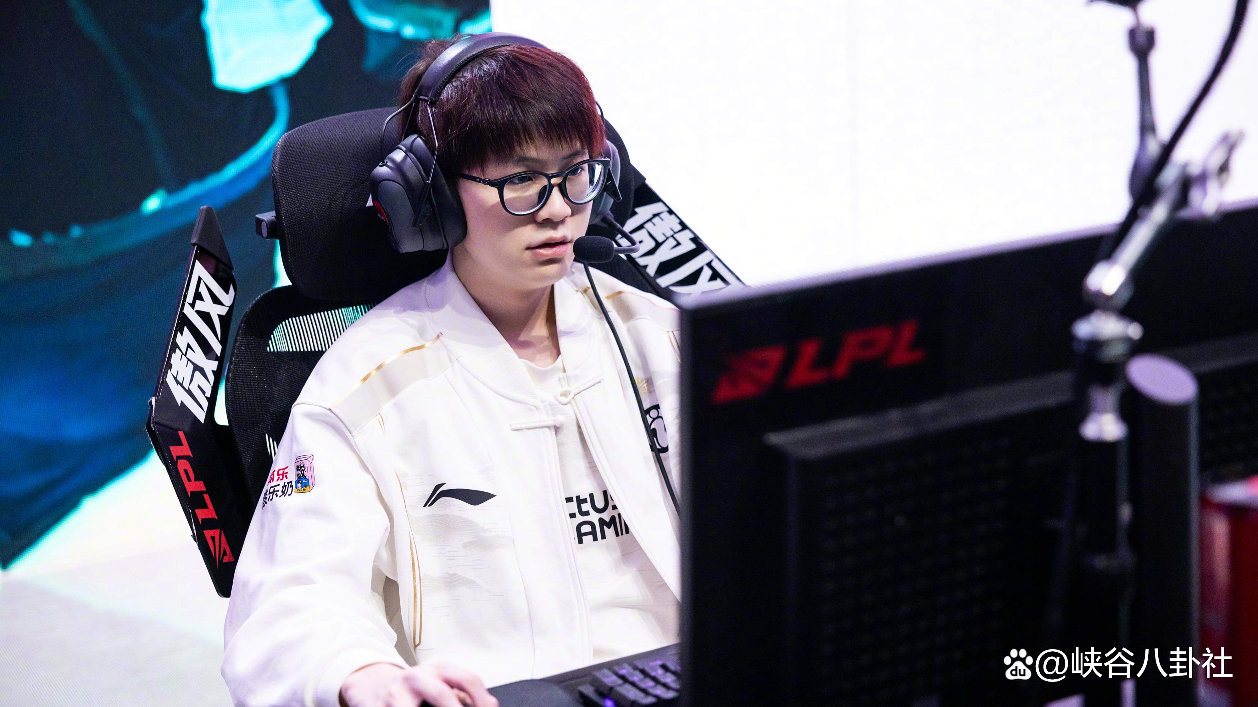 开云线上官网-Rookie重返赛场，领先优势明显首场状态出色，皇家马德里观众沸腾！